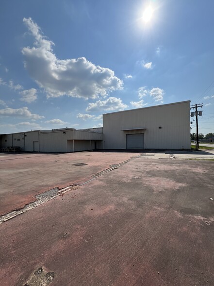 1075 N M L King Jr Pky, Beaumont, TX for lease - Building Photo - Image 1 of 3