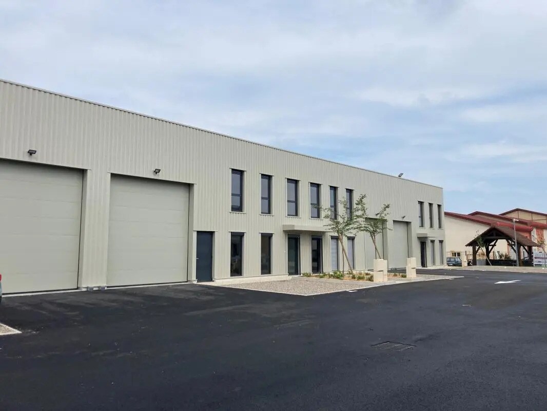 Flex in Décines-Charpieu for lease Building Photo- Image 1 of 7