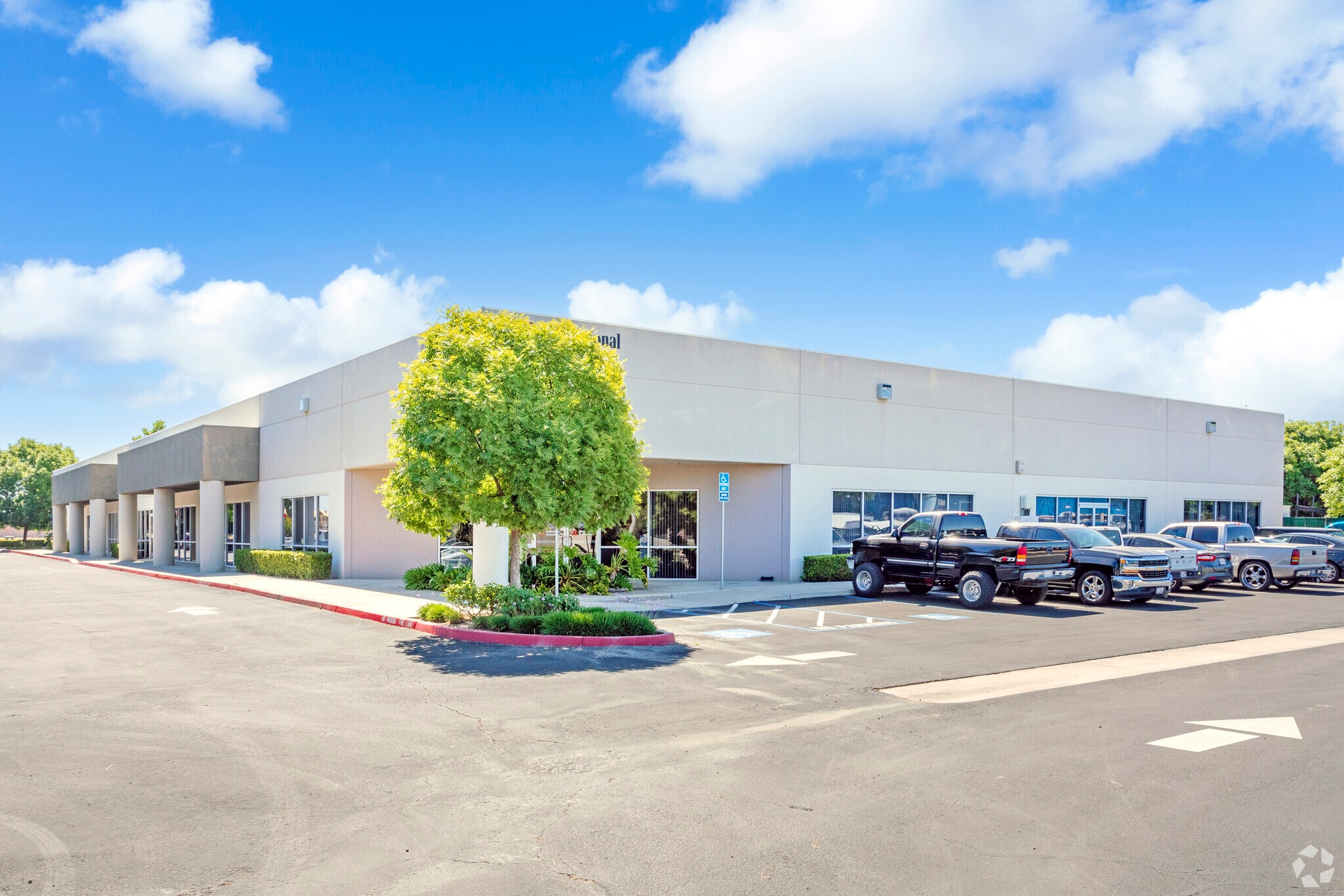 2695 N Fowler Ave, Fresno, CA for lease Building Photo- Image 1 of 21