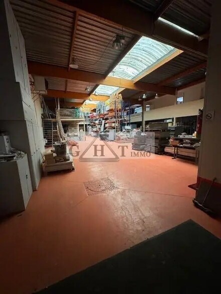 Industrial in Santeny for sale - Interior Photo - Image 1 of 6