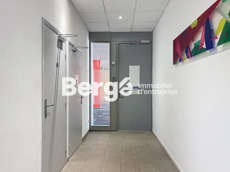 Office in Valbonne for lease - Building Photo - Image 3 of 10