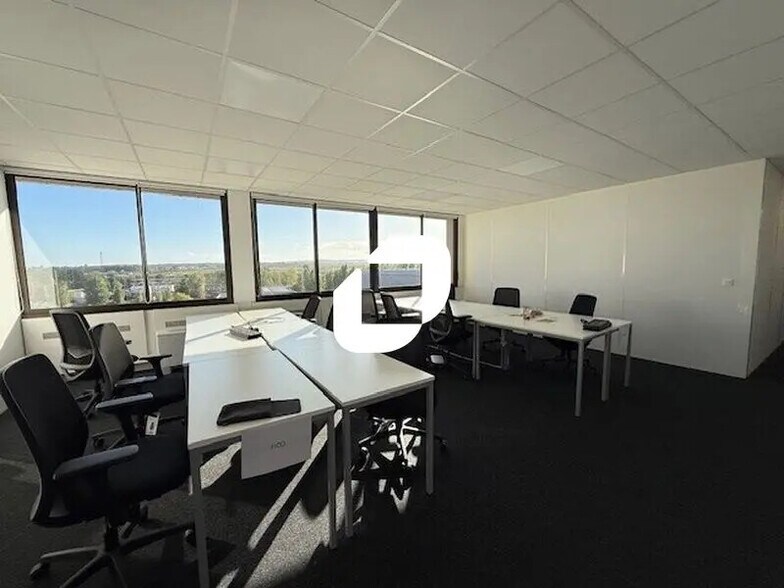 Office in SAINT-OUEN-L'AUMONE for lease - Interior Photo - Image 2 of 18