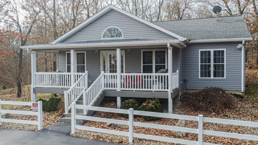 220 Little Lake Village dr, Grand Rivers, KY for sale - Primary Photo - Image 1 of 1
