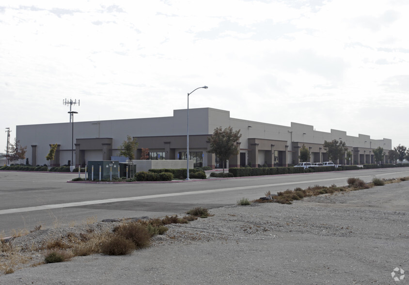 2301 W Louise Ave, Manteca, CA for lease - Building Photo - Image 3 of 6