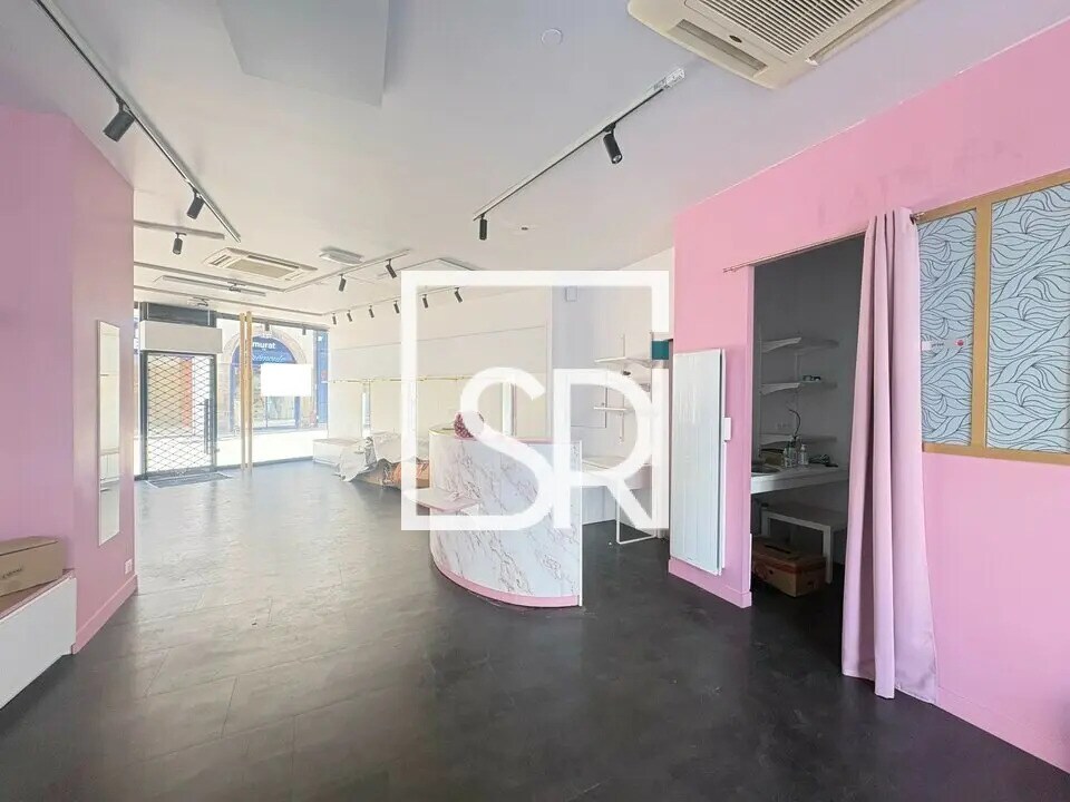 Retail in Clermont-Ferrand for lease Interior Photo- Image 1 of 11