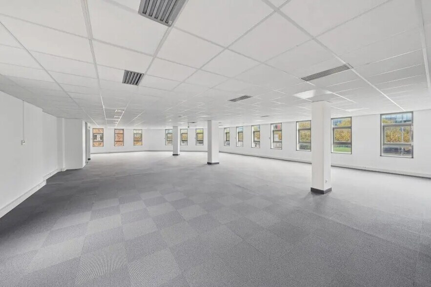 6-8 Rue Eugène Et Armand Peugeot, Rueil-Malmaison for sale - Building Photo - Image 2 of 12