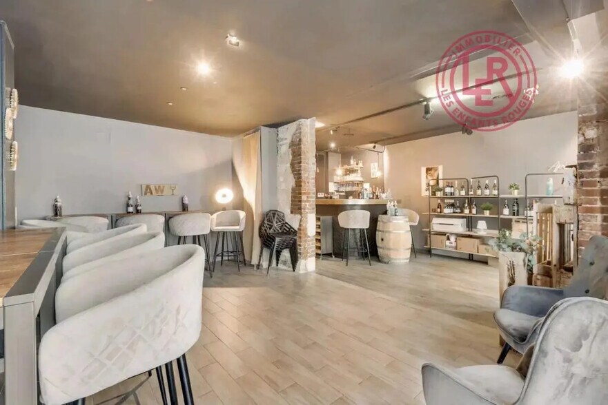 Retail in Paris for lease - Interior Photo - Image 2 of 4