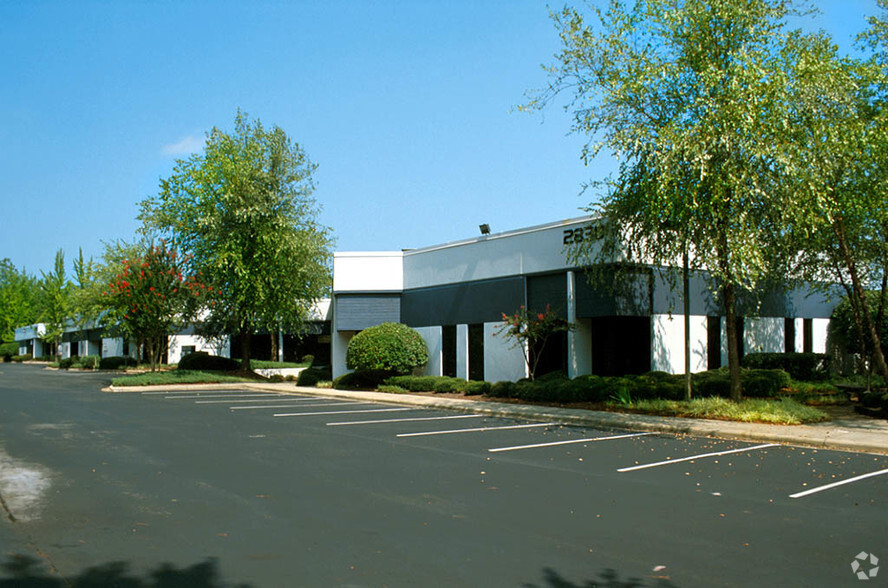 2838 Queen City Dr, Charlotte, NC for lease - Building Photo - Image 3 of 7