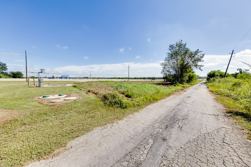 4095 SE I 10 Frontage Rd, Sealy, TX for lease - Building Photo - Image 2 of 54