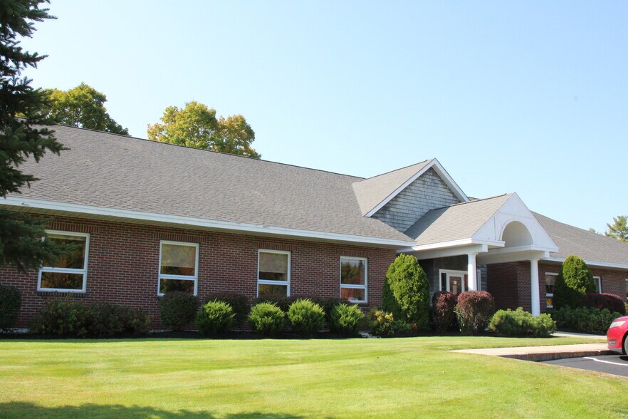 11 Adamian Dr, Auburn, ME for sale - Primary Photo - Image 1 of 1