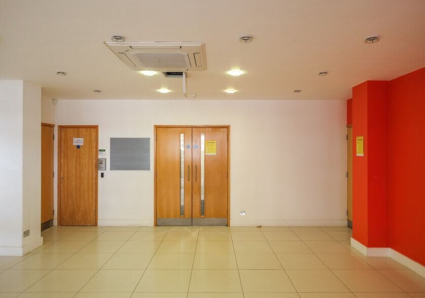 Station Appr, West Byfleet for lease - Interior Photo - Image 3 of 5