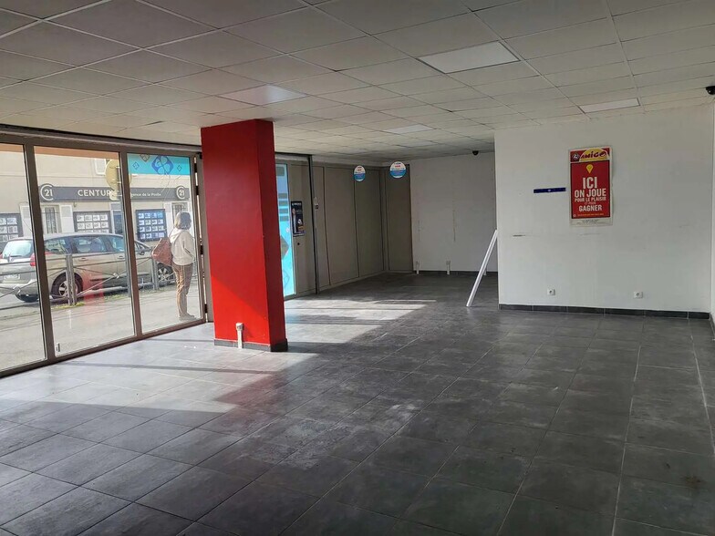 Retail in Saint-Michel-Sur-Orge for lease - Interior Photo - Image 3 of 4