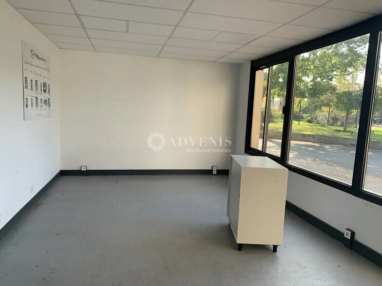 Flex in Voisins-le-Bretonneux for lease - Interior Photo - Image 2 of 9