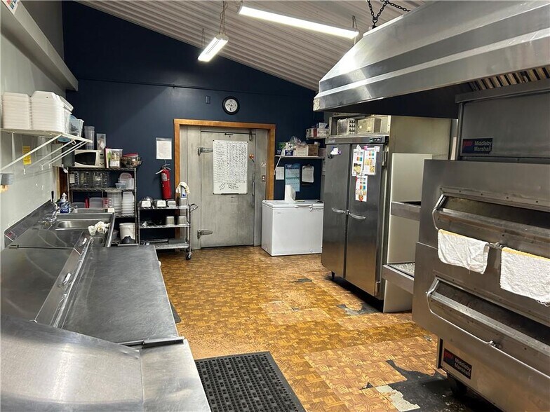 10571 State Highway 18, Conneaut Lake, PA 16316 Pizza Joe's