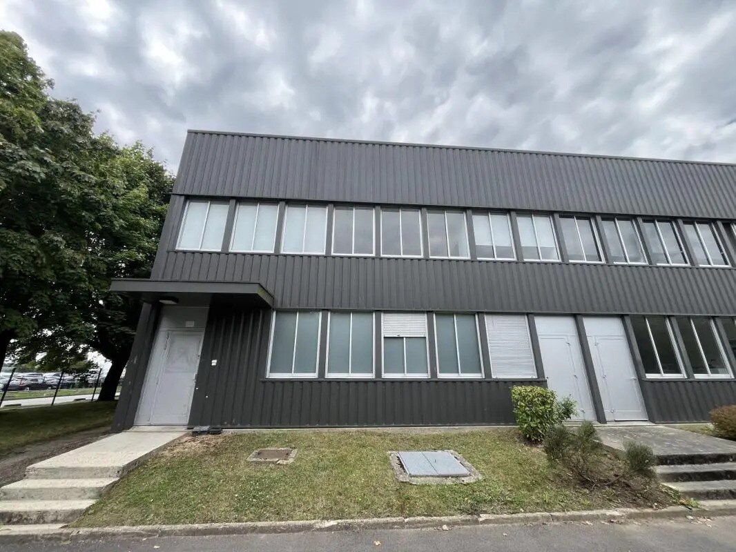 Industrial in Coignières for lease Building Photo- Image 1 of 24