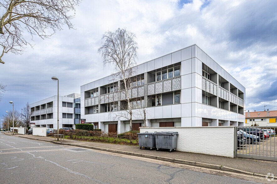 Office in Bron for lease - Primary Photo - Image 1 of 2