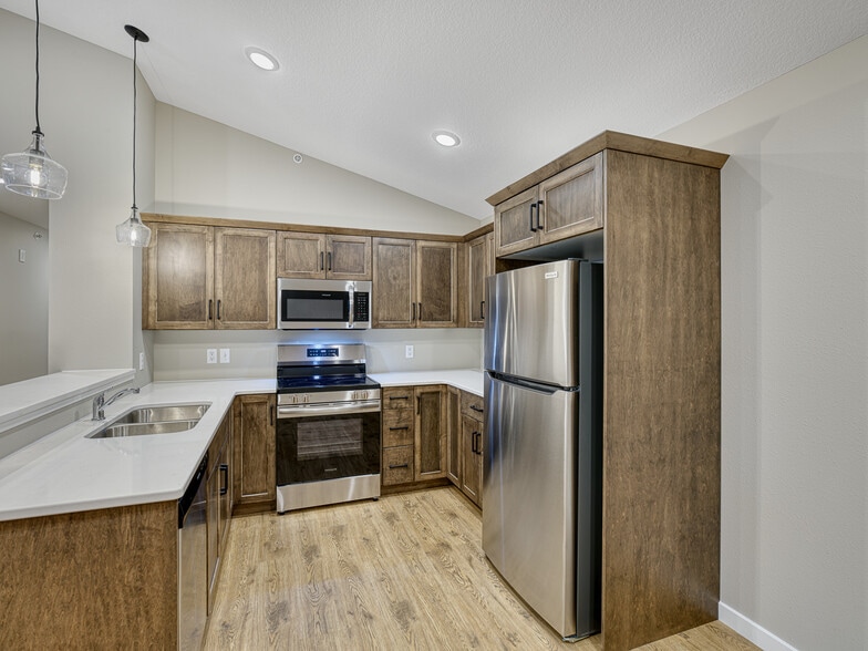 102 Ridge Rd, Osceola, WI for sale - Interior Photo - Image 2 of 26