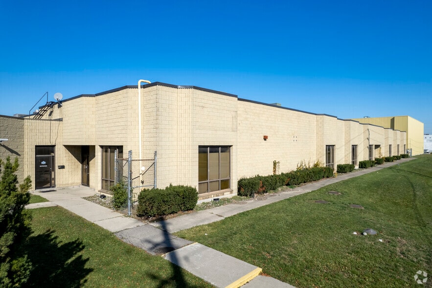 1700-1880 Ormont Dr, Toronto, ON for sale - Primary Photo - Image 1 of 1