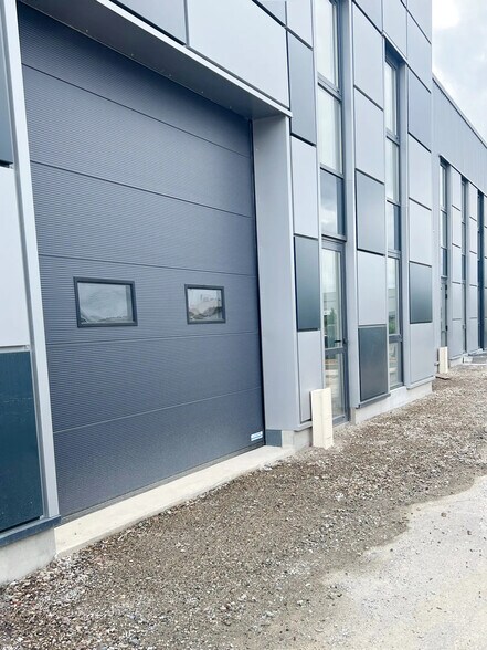 Flex in Chambly for lease - Building Photo - Image 2 of 10