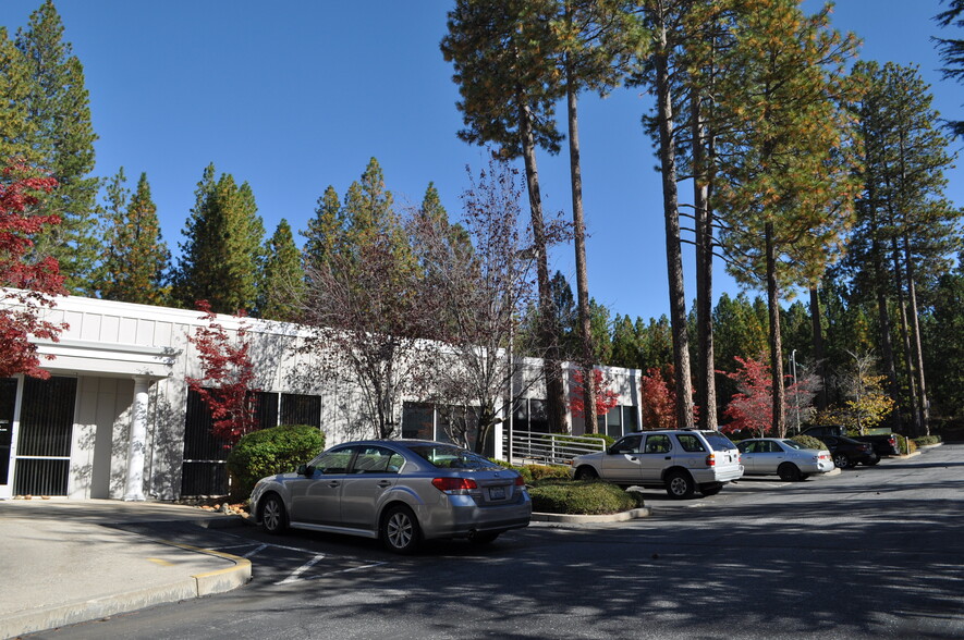 443 Crown Point Cir, Grass Valley, CA for lease - Building Photo - Image 2 of 5