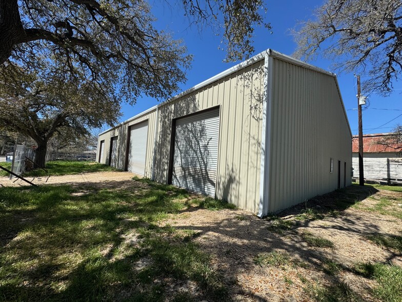 354 Wallace St, Dripping Springs, TX for lease - Building Photo - Image 1 of 11