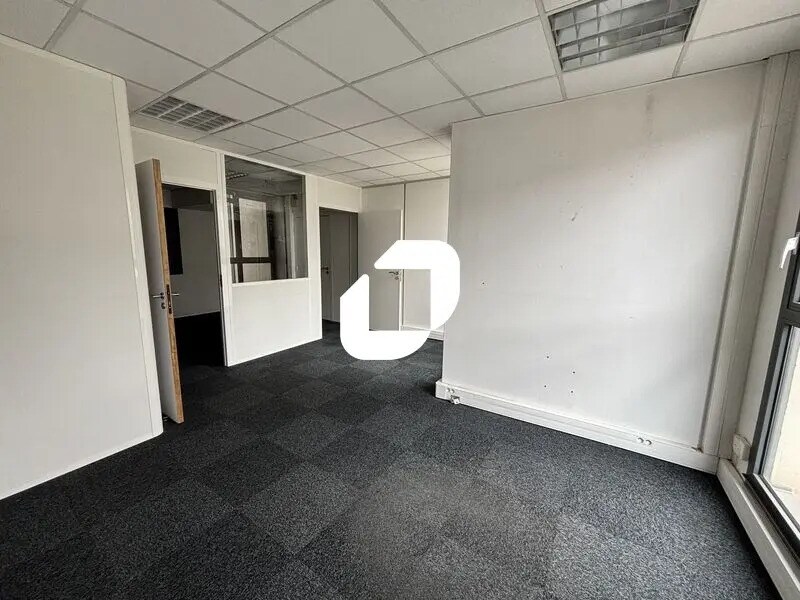 Office in Bordeaux for lease Interior Photo- Image 1 of 14