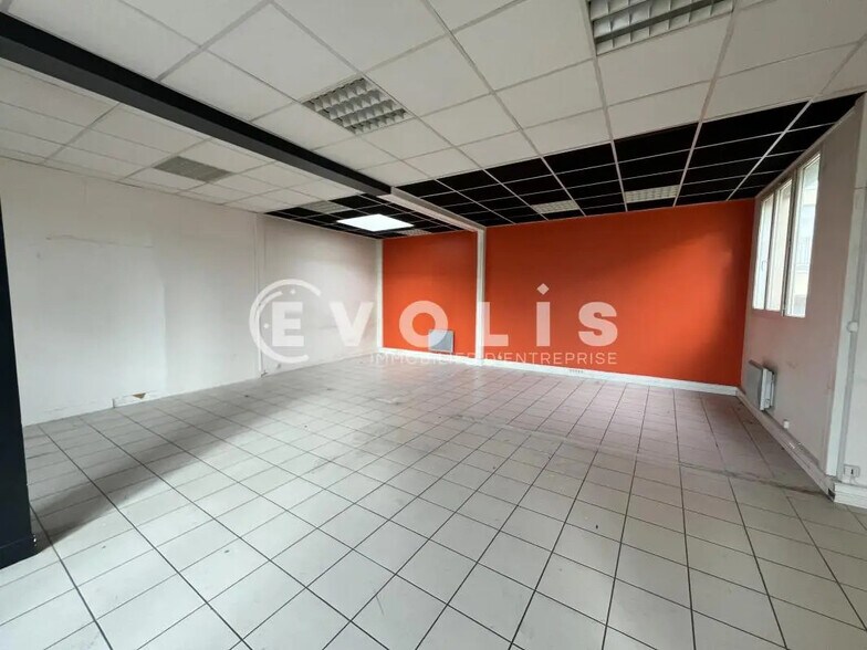 Office in Bondy for lease - Interior Photo - Image 3 of 11