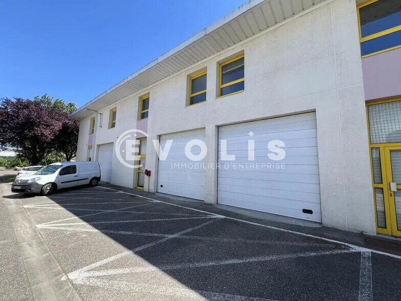 20 Rue Jean-Louis Calderon, Vaulx-en-Velin for lease - Building Photo - Image 3 of 32