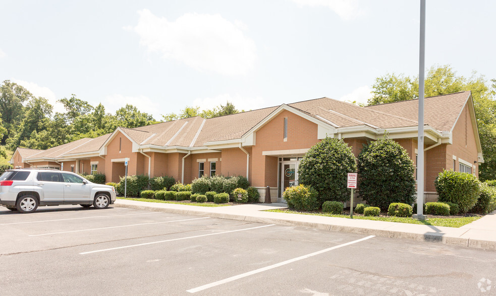 2130 Charles G Seivers Blvd, Clinton, TN for sale - Primary Photo - Image 1 of 1