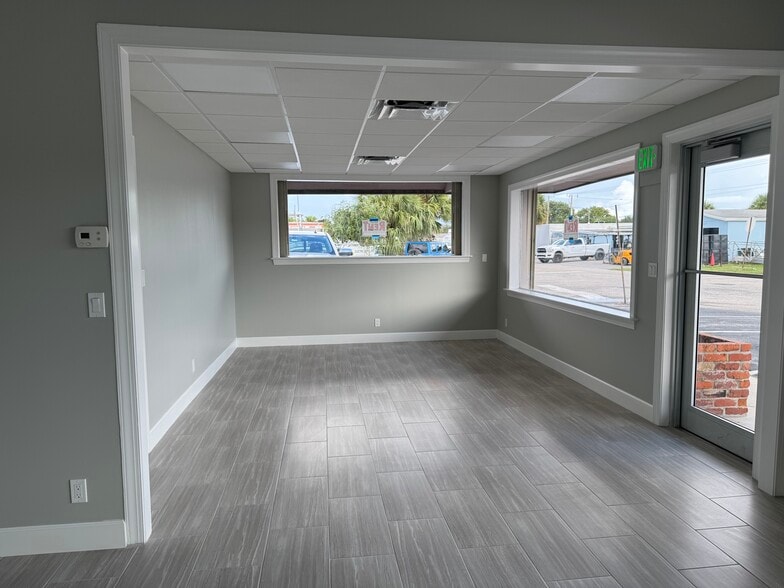 144 Jupiter St, Jupiter, FL for lease - Building Photo - Image 3 of 8