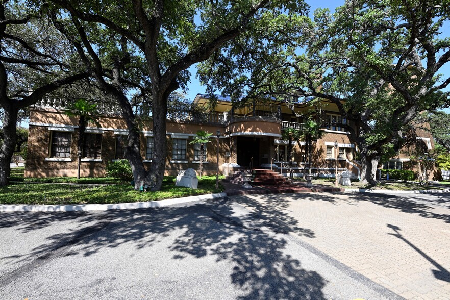 8118 Datapoint Dr, San Antonio, TX for lease - Building Photo - Image 1 of 7