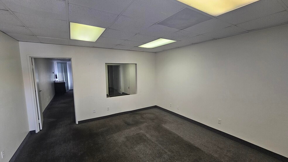 3160 S Valley View Blvd, Las Vegas, NV for lease - Building Photo - Image 3 of 31