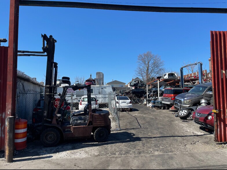 10421 Merrick Blvd, Jamaica, NY for lease - Primary Photo - Image 1 of 5