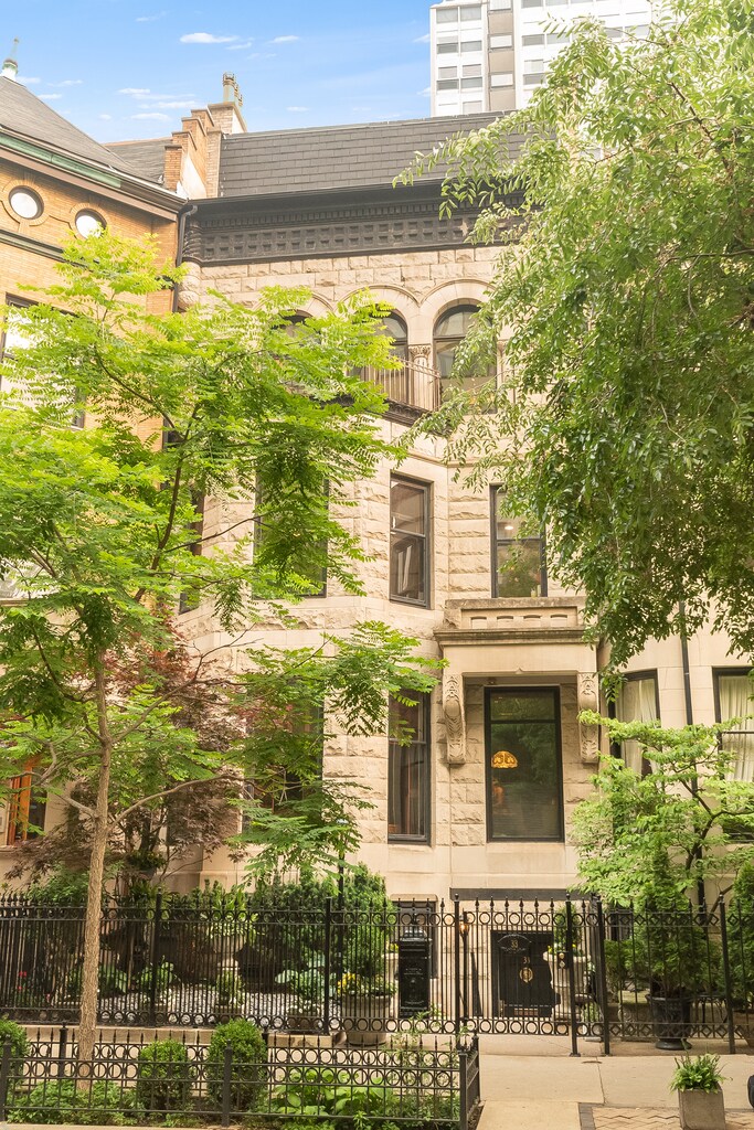 33 E Division St, Chicago, IL for sale Building Photo- Image 1 of 1