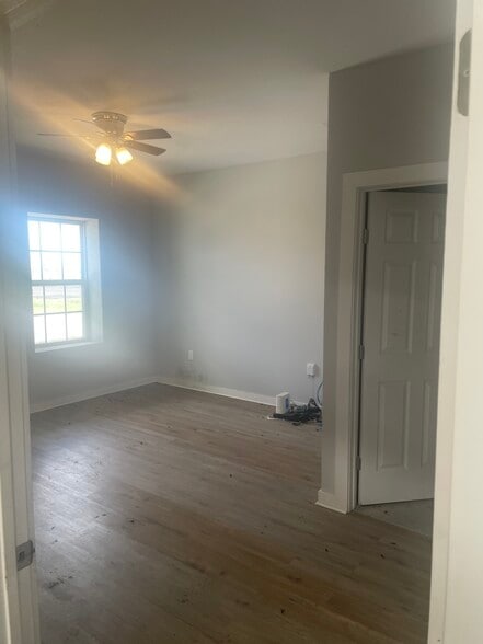 1031 Sales Dr, Waxahachie, TX for lease - Building Photo - Image 3 of 4