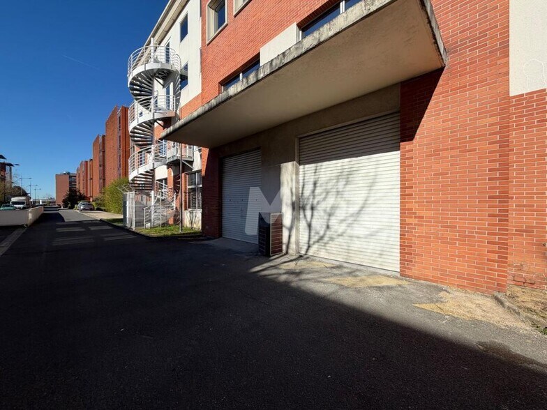 Flex in Chevilly-Larue for lease - Building Photo - Image 2 of 8