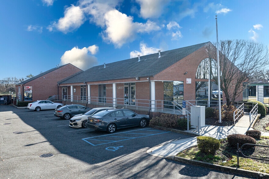 160 Howells Rd, Bay Shore, NY for lease - Building Photo - Image 2 of 10