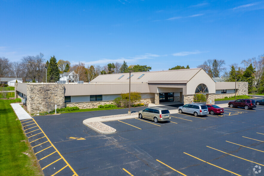 1317 W Grand Ave, Port Washington, WI for lease - Primary Photo - Image 1 of 21