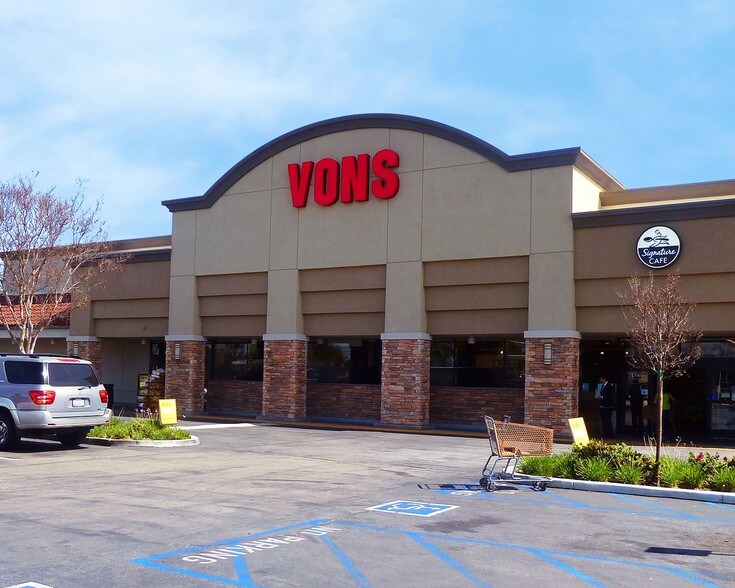 1126211322 Los Alamitos Blvd, Los Alamitos, CA 90720 Vons Center