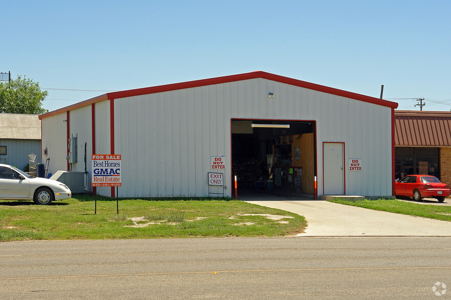 1004 Oak St, Jourdanton, TX for sale - Primary Photo - Image 1 of 1