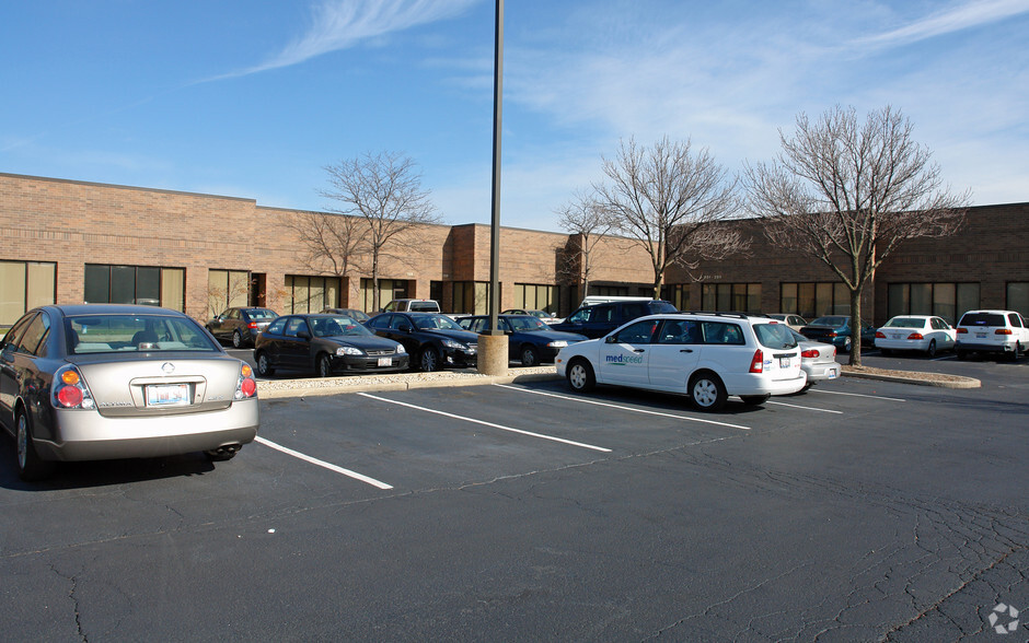 650 W Grand Ave, Elmhurst, IL for lease - Building Photo - Image 2 of 7