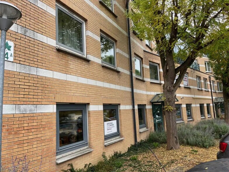 Avenue Du Centaure, Cergy for sale - Building Photo - Image 2 of 16