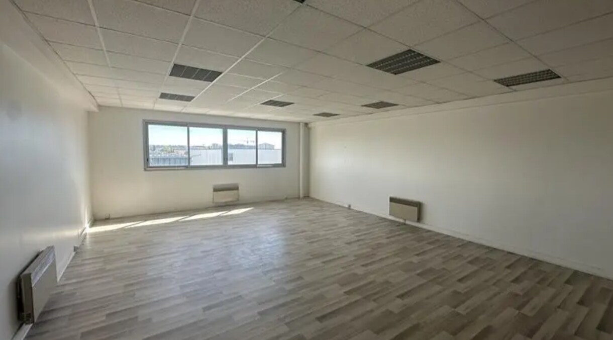 Office in Neuilly-Plaisance for lease Interior Photo- Image 1 of 5