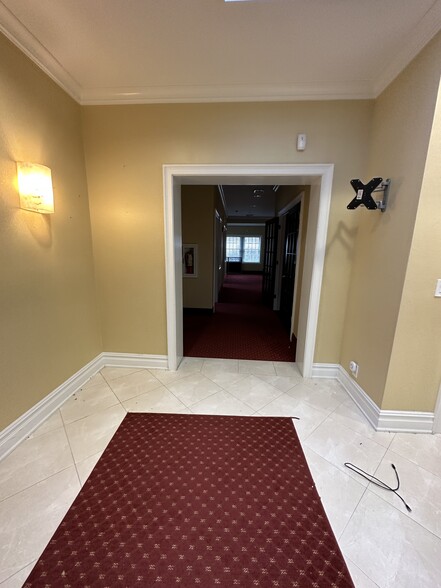 25 Nassau Ln, Island Park, NY for lease - Lobby - Image 2 of 40