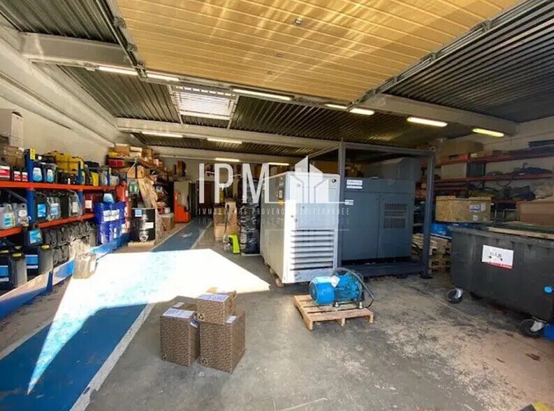 Flex in Vitrolles for lease - Interior Photo - Image 2 of 6