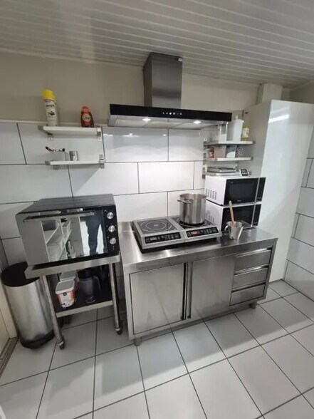 Retail in Lanton for sale - Interior Photo - Image 2 of 2