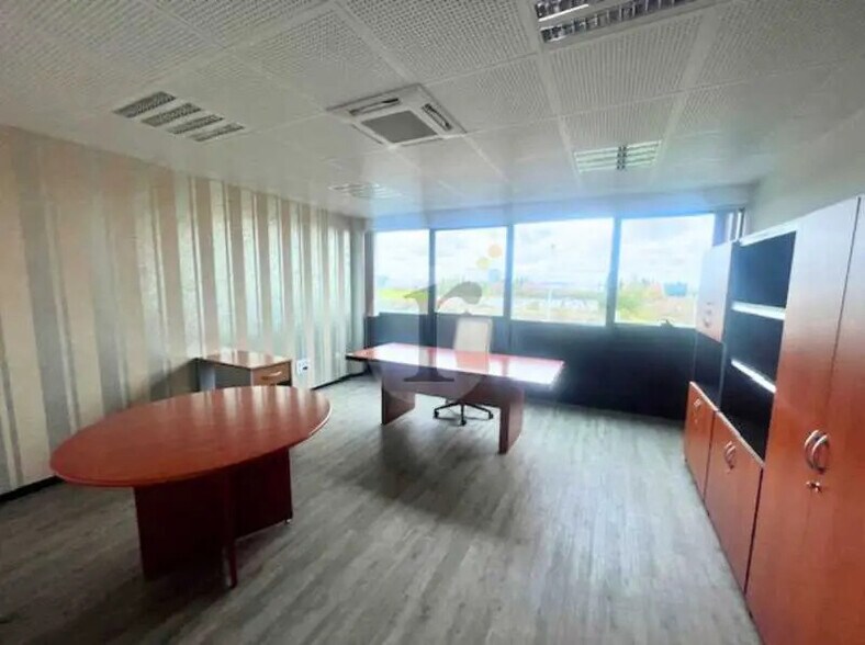 Office in Noyelles-Godault for lease - Interior Photo - Image 3 of 6