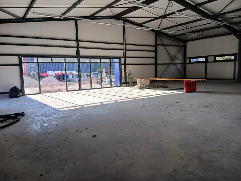 Flex in Saint-Vit for lease - Interior Photo - Image 2 of 4