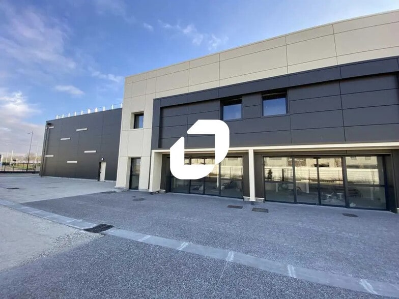 Office in Le Mesnil-Amelot for lease - Building Photo - Image 1 of 9