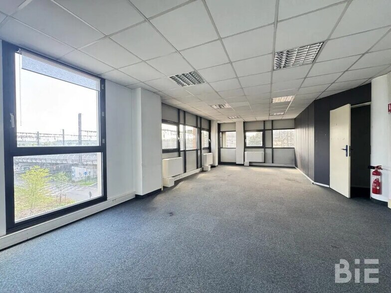 Office in Bordeaux for lease - Interior Photo - Image 2 of 13